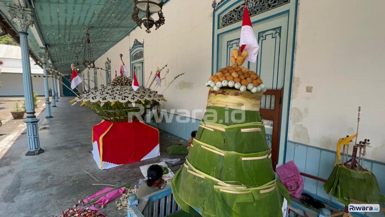 Abdi dalem mempersiapkan gunungan Grebeg Besar Karaton Surakarta Hadiningrat menjelang prosesi kirab tradisi sakral Iduladha di Solo Kamis 28 Mei 2026